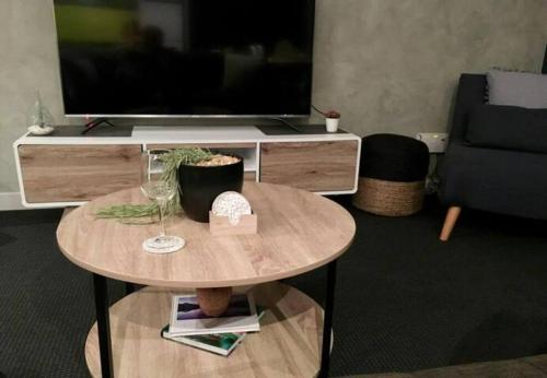 GrindelwaldにあるPanoramic views from your stunning 'Treehouse'のテーブルとテレビのあるリビングルーム