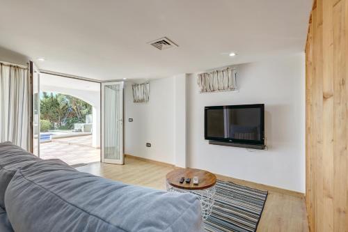 Modern independent studio apt in luxury villa