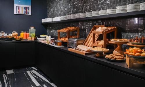 Makanan di atau berdekatan hotel