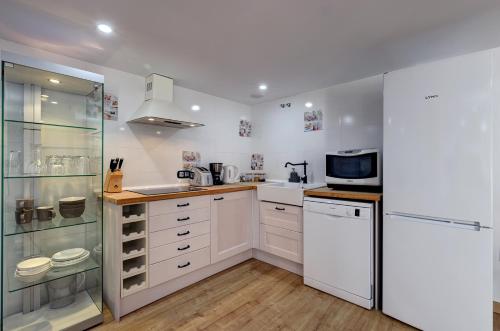 Modern independent studio apt in luxury villa