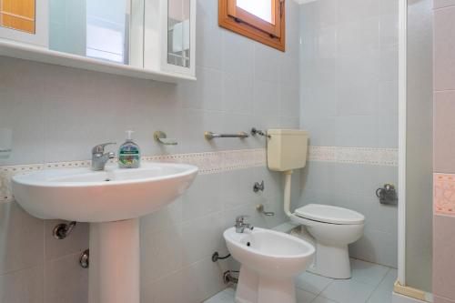 bagno con lavandino e servizi igienici di San Carlo - private beach a Palermo