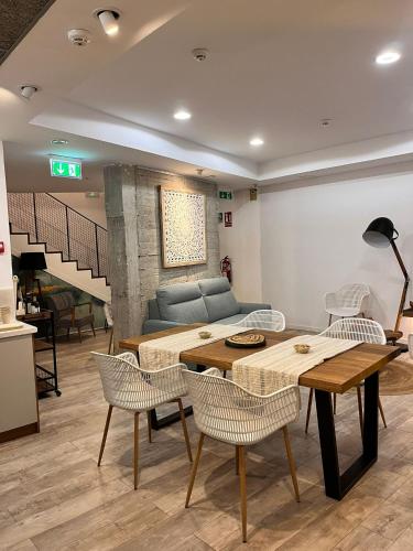 a living room with a table and chairs and a couch at Hostal Casa de Luna y Sol in Úbeda