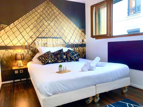 um quarto com uma grande cama branca e uma janela em Magnifique VILLA avec jacuzzi au pied du STADE em Saint-Denis