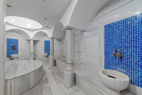 La salle de bains blanche est pourvue d'une baignoire et de toilettes. dans l'établissement Savoy Hotel Spa & Casino, à Kyrenia