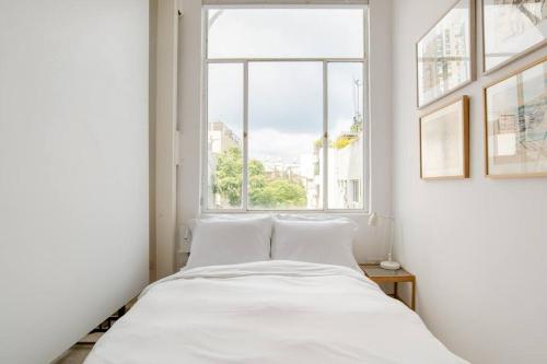 Кровать или кровати в номере A Gorgeous Studio in the Hippest Building in Town