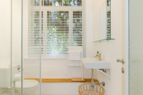 bagno con lavandino, servizi igienici e finestra di A Gorgeous Studio in the Hippest Building in Town a Tel Aviv