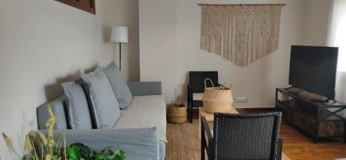 uma sala de estar com um sofá e uma mesa em Acogedor apartamento en Llivia em Llivia