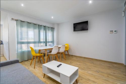 uma sala de estar com mesa e cadeiras em Apartamento WELCS EMP 027 en el puerto de Roses em Roses