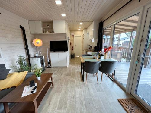 una sala de estar y cocina de una casa pequeña en Naturhaus Meerjungfrau mit Boxspringbetten in ruhiger Lage von Steinhude, en Steinhude