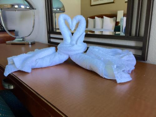 un animal de toallas sentado en un escritorio en una habitación de hotel en Seasons Florida Resort, en Kissimmee