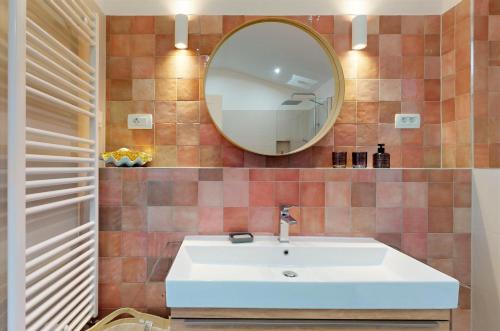 W łazience znajduje się biała umywalka i lustro. w obiekcie Gemütliche Villa mit Pool w Breli