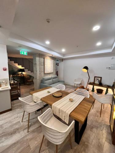 a living room with a table and chairs and a couch at Hostal Casa de Luna y Sol in Úbeda
