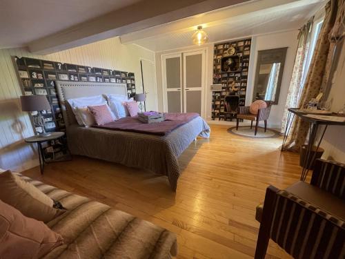 een slaapkamer met een groot bed in een kamer bij Le chalet des Pesettes in Thorens-Glières