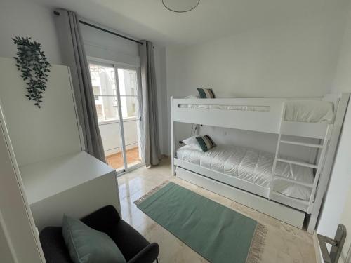 מיטה או מיטות קומותיים בחדר ב-Small Oasis in Costa del sol