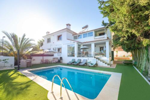 een afbeelding van een huis met een zwembad bij VB Guadalmedina 4BDR Renewed Villa in Benalmádena