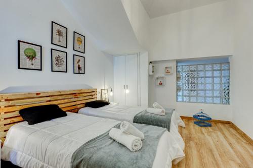 1 Schlafzimmer mit 2 Betten und einem Fenster in der Unterkunft Precioso Apto Caleta Interian Beach By Paramount Holidays in Caleta de Interián