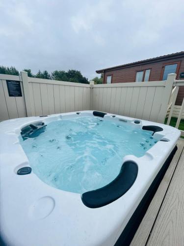 Imagen de la galería de Ness Lodge with Hot Tub, en Malton