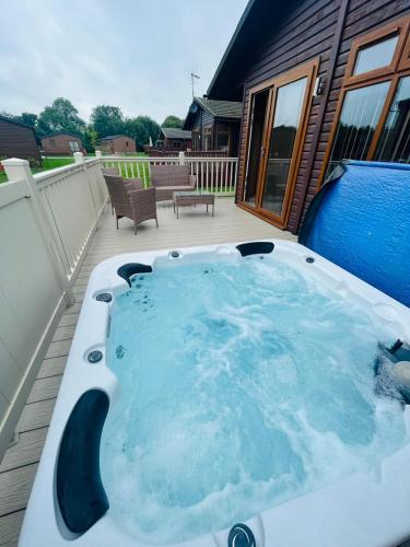 Imagen de la galería de Ness Lodge with Hot Tub, en Malton