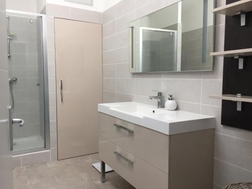 biała łazienka z umywalką i prysznicem w obiekcie Ski 3 Vallées à 80m télécabine de l'Olympe - appt 50m2, 3étoiles w mieście Brides-les-Bains