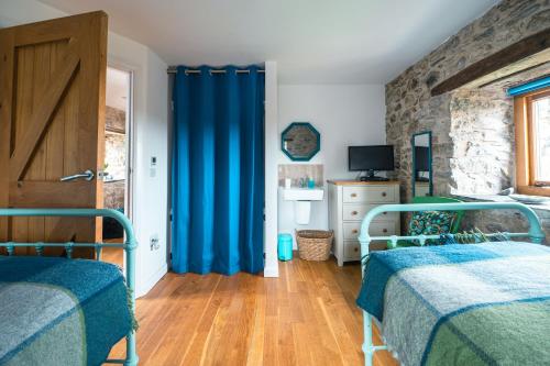 Ein Bett oder Betten in einem Zimmer der Unterkunft Stunning Converted Granary in Heart of St Davids