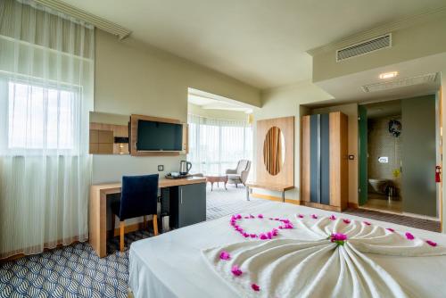 Un pat sau paturi într-o cameră la City Live Hotel
