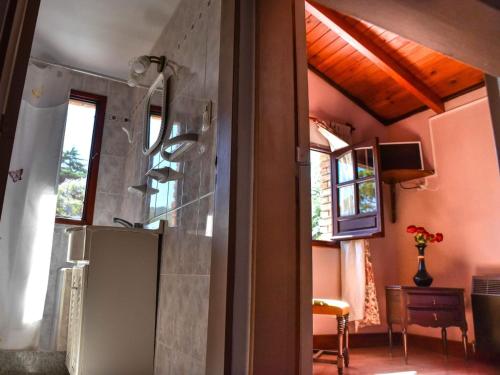 ラ・ファルダにあるFamilia Luchettiのキッチン(冷蔵庫付)が備わる客室です。