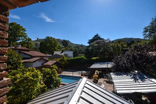 ラ・ファルダにあるFamilia Luchettiのスイミングプール付きの家屋の屋根からの眺め