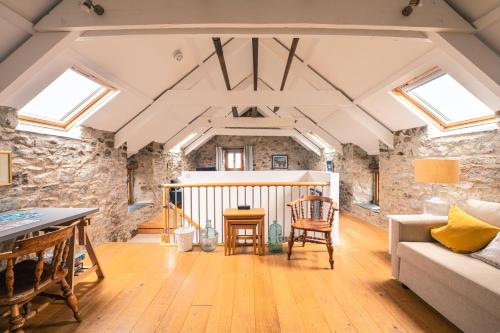 ein Wohnzimmer mit Couch und Tisch in der Unterkunft Stunning Converted Granary in Heart of St Davids in St. Davids