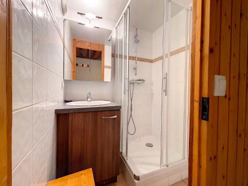 une salle de bain avec une douche, un lavabo et un miroir dans l'établissement Appartement lumineux - Skis aux pieds - Terrasse plain pied - 4 pers - Preyerand, Les Belleville - FR-1-344-961, aux Menuires