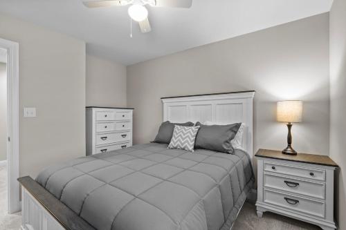 1 dormitorio con cama, lámpara y cómoda en Beaufort Villas #B, en Beaufort