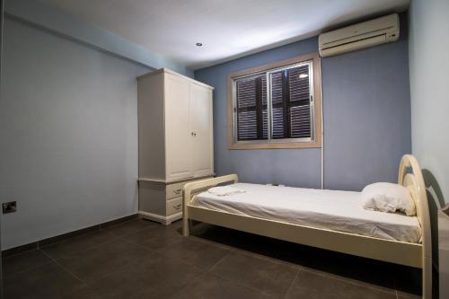 una piccola stanza con un letto e una finestra di 2-bedroom appartment in center a Nicosia