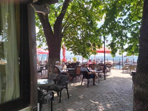 un grupo de personas sentadas en sillas en un restaurante al aire libre en Villa Ivanovi, en Ohrid