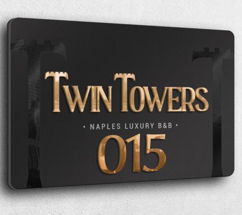 un cartel con las palabras Torres Gemelas en oro en Twin Towers Naples Luxury, en Nápoles
