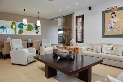 a living room with a couch and a table at Villa Alcotán Layos by Toledo AP in Layos