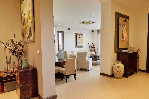 - un salon avec une salle à manger et une table à manger dans l'établissement Villa Alcotán Layos by Toledo AP, à Layos