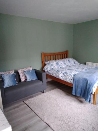 1 dormitorio con 1 cama y 1 sofá en Rock House en Carrickmacross