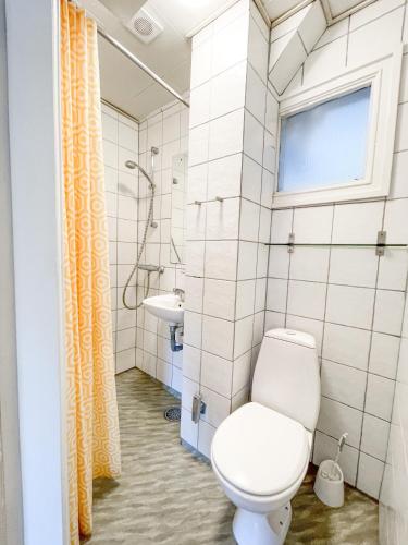 een badkamer met een toilet en een wastafel bij Finlandsgade 18 2th ID 047 in Esbjerg