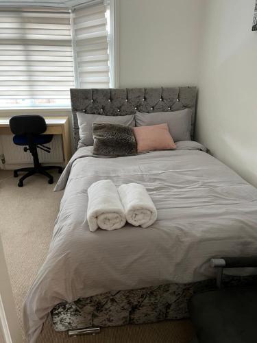 Een bed of bedden in een kamer bij Alder en-suite self caring private shower 2