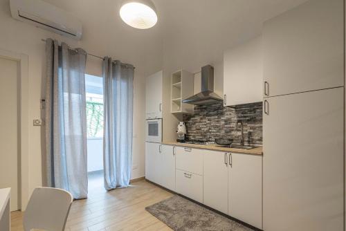 A kitchen or kitchenette at Al Khalisa Apartment by Wonderful Italy