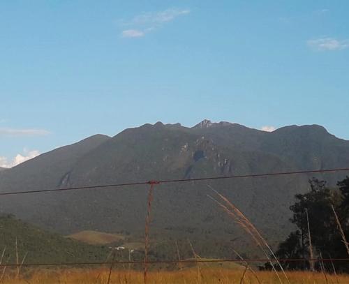 a view of a mountain range with a wire at Sitio148 Hospedaria in Penedo