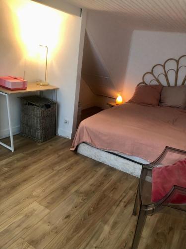 une chambre avec un lit et un parquet dans l'établissement Appartement zen avec patio et climatisation, en centre-ville, à Nice