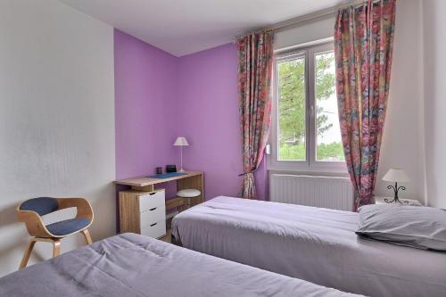 Dormitorio púrpura con 2 camas y ventana en "Urbaine Cosy" Elégance, confort et détente en Alsace "Les Péri-Urbaines", en Riedisheim