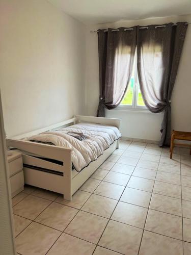 - une chambre avec un lit, une fenêtre et du carrelage dans l'établissement Villa accueillante à Saint-Froult avec piscine privéeB, à Saint-Froult