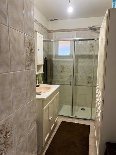 une salle de bain avec douche et lavabo dans l'établissement Villa accueillante à Saint-Froult avec piscine privéeB, à Saint-Froult