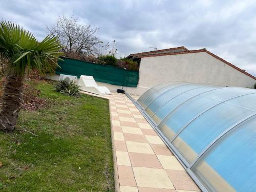 un bâtiment avec une patinoire et une rampe dans l'établissement Villa accueillante à Saint-Froult avec piscine privéeB, à Saint-Froult