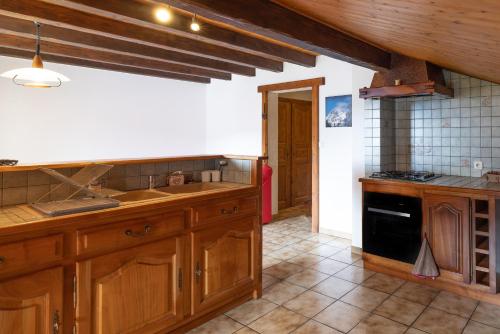 Kuchyň nebo kuchyňský kout v ubytování Appartement de la Joux