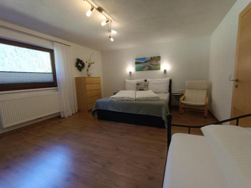 niewielka sypialnia z łóżkiem i oknem w obiekcie Ferienwohnung Sonja w mieście Bach
