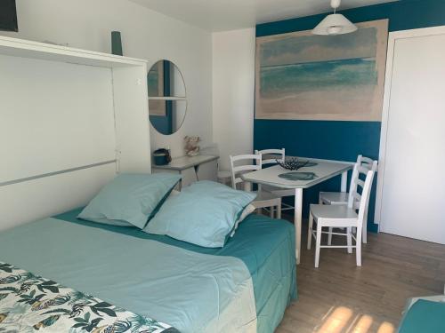 Vue mer, superbe appartement avec terrasse!にあるベッド