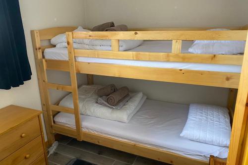 モンタルベールにあるSignal 302 for 6 personの二段ベッド1組(白いシーツ付)が備わる客室です。