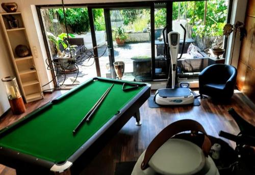 a pool table in the middle of a living room at African Lodge im Pilgerglück in Jüchen